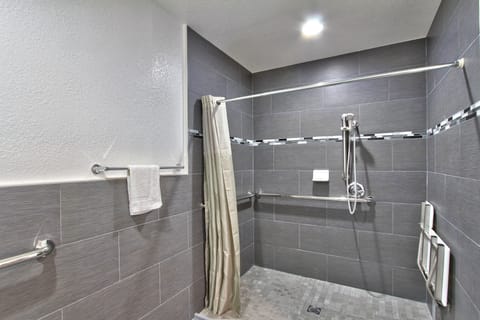 Combined shower/tub, towels