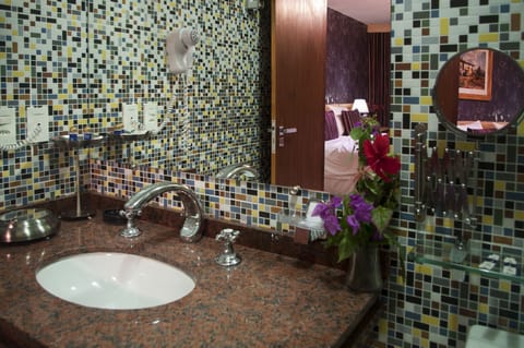 Suite Presidencial | Bathroom sink