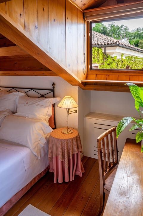 Comfort Single Room, 1 Queen Bed | Minibar, in-room safe, desk, laptop workspace