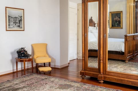 Minibar, in-room safe, desk, laptop workspace