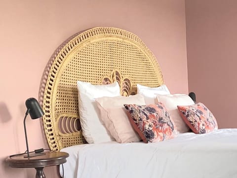 Chambre Double Deluxe, Douche italienne, vue fleuve. | Individually decorated, individually furnished, desk, blackout drapes