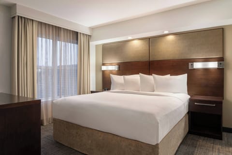 In-room safe, desk, laptop workspace, iron/ironing board