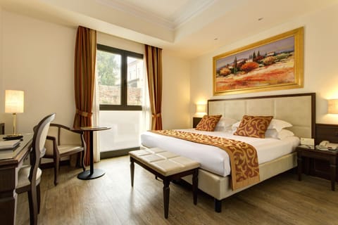 Classic Double or Twin Room | Hypo-allergenic bedding, memory foam beds, minibar, in-room safe