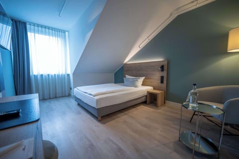 Economy Room, 1 Queen Bed | Premium bedding, pillowtop beds, in-room safe, blackout drapes