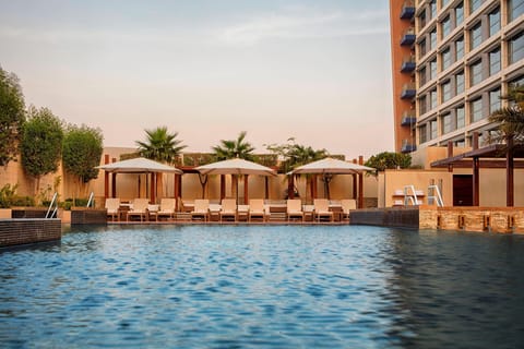 Outdoor pool, free cabanas, sun loungers