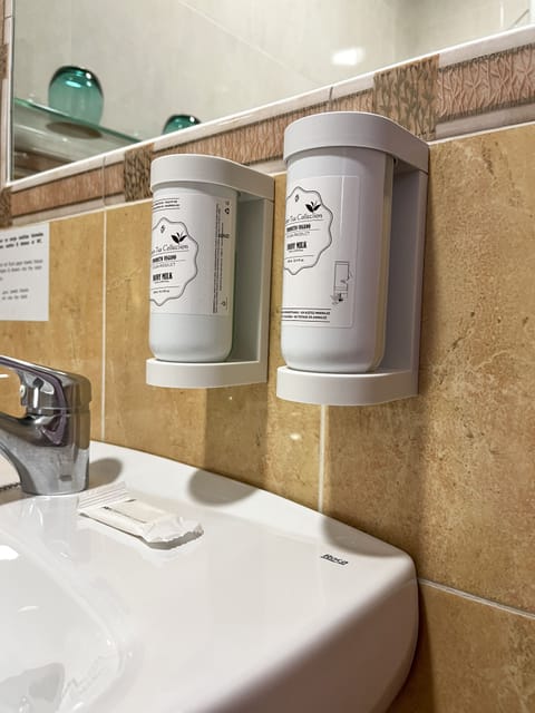 Economy Studio | Bathroom | Hair dryer, towels