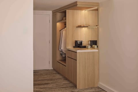 Superior Water View King | Minibar, in-room safe, desk, blackout drapes