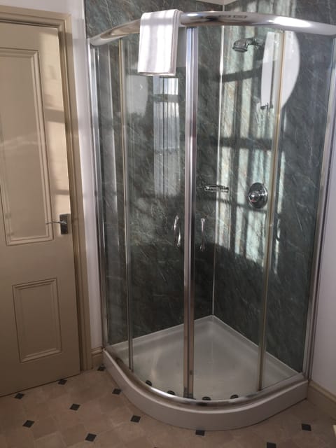 Classic Double Room | Bathroom shower