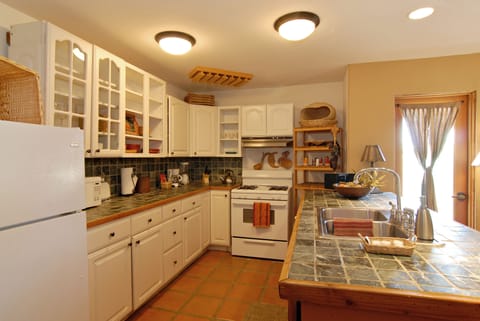 La Castia Suite | Private kitchen | Fridge, microwave, coffee/tea maker