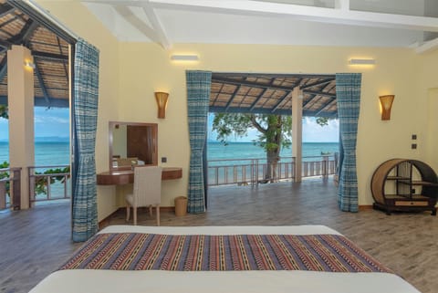 Beachfront 2 bedroom villa | Desk, free WiFi