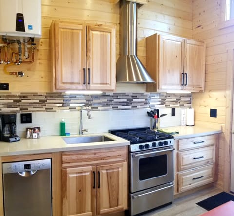 Deluxe Cabin, 2 Bedrooms (Speckled) | Private kitchen | Fridge, microwave, oven, stovetop