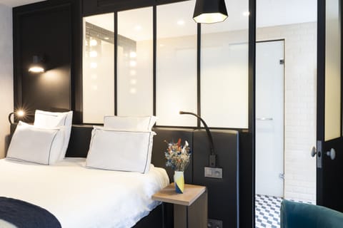 Loge Supérieure | Premium bedding, minibar, in-room safe, blackout drapes