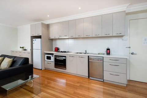 Spacious 1Bed(Q) 1 Bath Courtyard Balcony View Apart No 4 | Private kitchen | Fridge, microwave, oven, stovetop