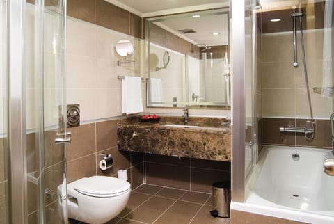 Standard Room, 2 Twin Beds | Bathroom | Combined shower/tub, rainfall showerhead, free toiletries, hair dryer