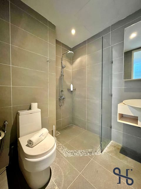 Standard Apartment | Bathroom | Shower, hydromassage showerhead, free toiletries, hair dryer