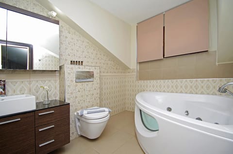 Deluxe Suite, Hot Tub, Sea View | Bathroom | Shower, free toiletries, hair dryer, slippers