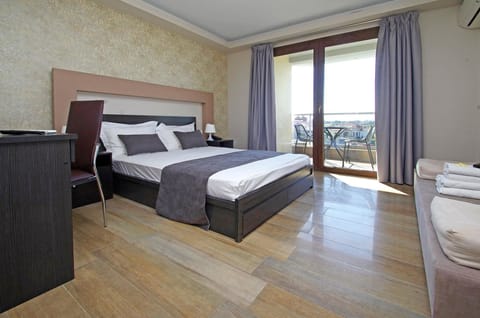 Standard Double Room | In-room safe, desk, soundproofing, iron/ironing board