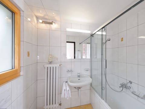 Triple Room | Bathroom | Free toiletries, hair dryer, towels