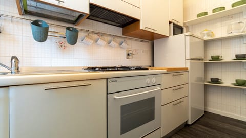 Apartment (1 Bedroom) | Private kitchen | Microwave, oven, dishwasher, electric kettle
