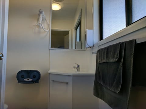 Open Plan Motel Style Air Conditioned Cabin | Bathroom | Shower, hair dryer, towels