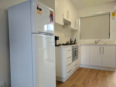 Open Plan Motel Style Air Conditioned Cabin | Private kitchen | Full-size fridge, microwave, stovetop, coffee/tea maker