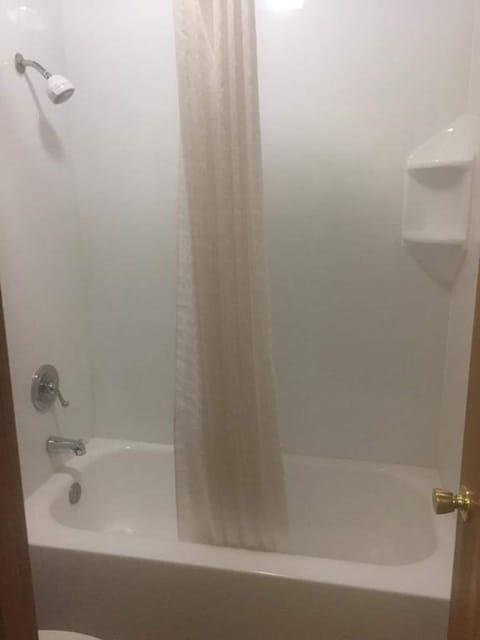 Combined shower/tub, towels