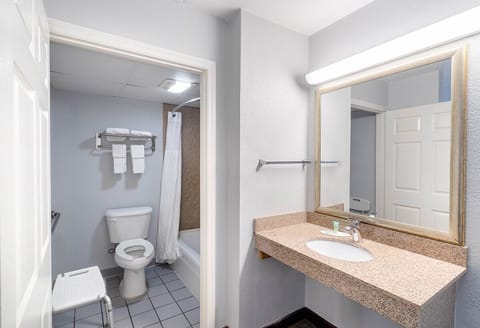 Combined shower/tub, free toiletries, hair dryer, towels