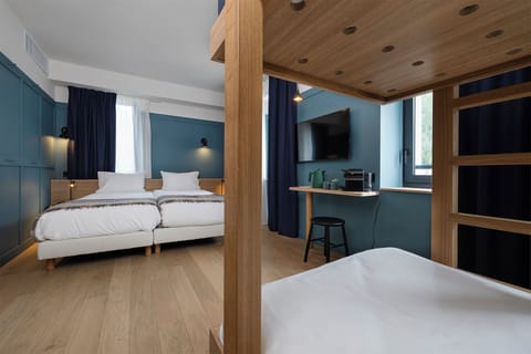 Quadruple Room | In-room safe, soundproofing, free WiFi, bed sheets