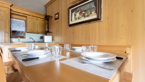 Villa (3 Bedrooms) | In-room dining