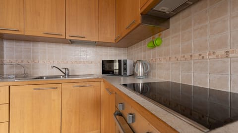 Apartment (2 Bedrooms) | Private kitchen | Fridge, microwave, oven, stovetop