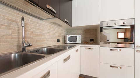 Apartment (3 Bedrooms) | Private kitchen | Fridge, microwave, oven, stovetop