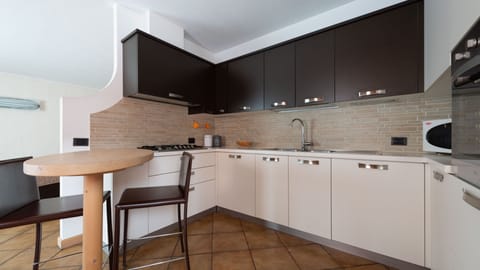 Apartment (3 Bedrooms) | Private kitchen | Fridge, microwave, oven, stovetop