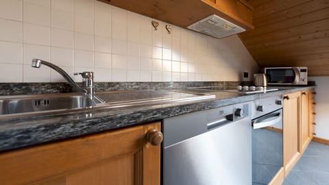 Apartment (2 Bedrooms) | Private kitchen | Fridge, microwave, oven, dishwasher