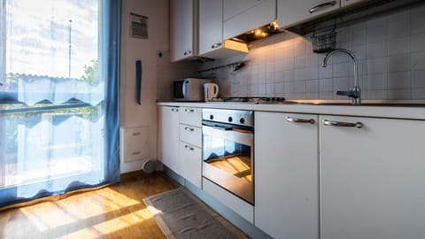 Classic Studio (0 Bedroom) | Private kitchen | Fridge, microwave, oven, electric kettle