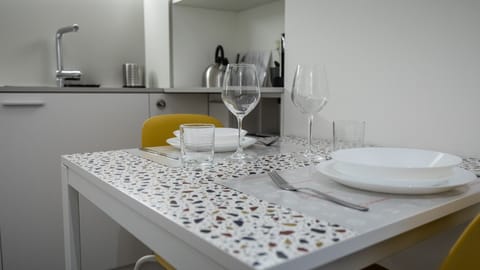 Apartment (0 Bedroom) | Dining
