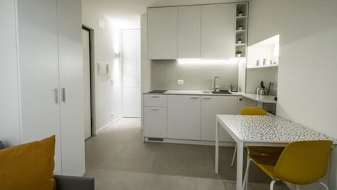 Apartment (0 Bedroom) | Private kitchen | Fridge, microwave, oven, espresso maker