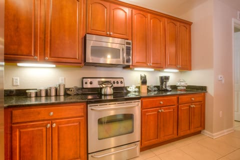 Deluxe Condo, 3 Bedrooms, 2 Bathrooms | Private kitchen | Full-size fridge, microwave, oven, stovetop