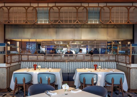 4 restaurants, breakfast, lunch, dinner served; seafood