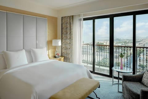 Four Seasons, Junior Suite, 1 King Bed | Egyptian cotton sheets, premium bedding, down comforters, pillowtop beds