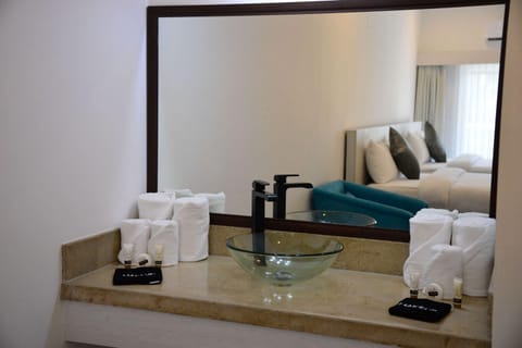 Suite, 2 Bedrooms, Non Smoking, Courtyard View | Bathroom | Shower, rainfall showerhead, free toiletries, towels