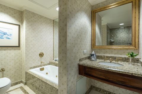 Studio Suite | Bathroom | Free toiletries, hair dryer, bathrobes, towels