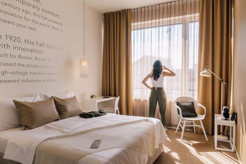 Hypo-allergenic bedding, in-room safe, desk, blackout drapes