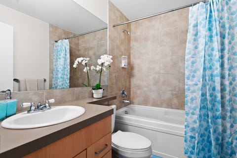 Premier Apartment, 2 Bedrooms, Balcony | Bathroom | Separate tub and shower, free toiletries, hair dryer, towels