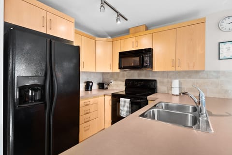 Premier Apartment, 2 Bedrooms, Balcony | Private kitchen | Full-size fridge, microwave, oven, stovetop