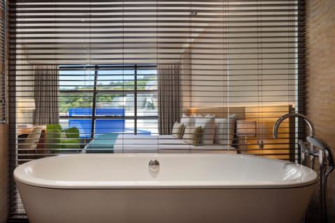 Premier Guggenheim View | Bathroom | Free toiletries, hair dryer, bathrobes, slippers