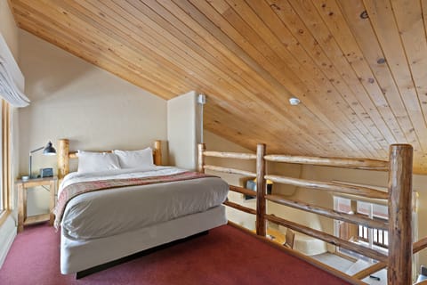 Sioux Lodge Loft | Premium bedding, iron/ironing board, free WiFi, bed sheets