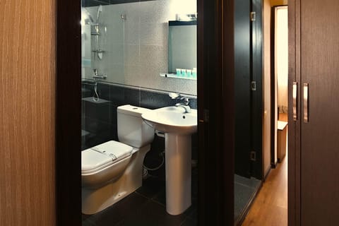 Standard Twin Room | Bathroom | Deep soaking tub, free toiletries, hair dryer, bathrobes