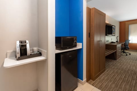 Standard Room, 2 Queen Beds, Accessible (Mobility, Roll-In Shower) | Room amenity