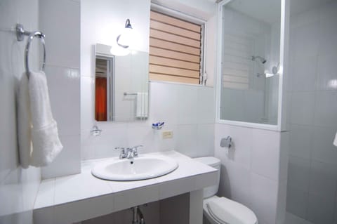 Standard Room | Bathroom | Shower, hair dryer, towels