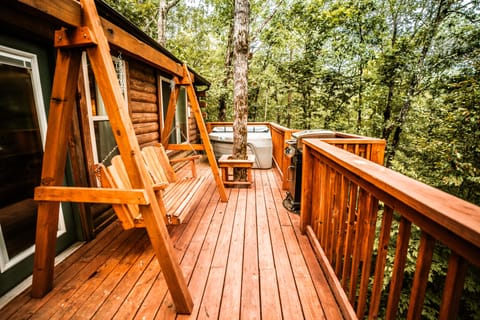 Classic Tree House, Hot Tub, Mountain View | Terrace/patio